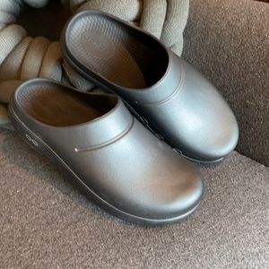 Oofos pewter clog size 7